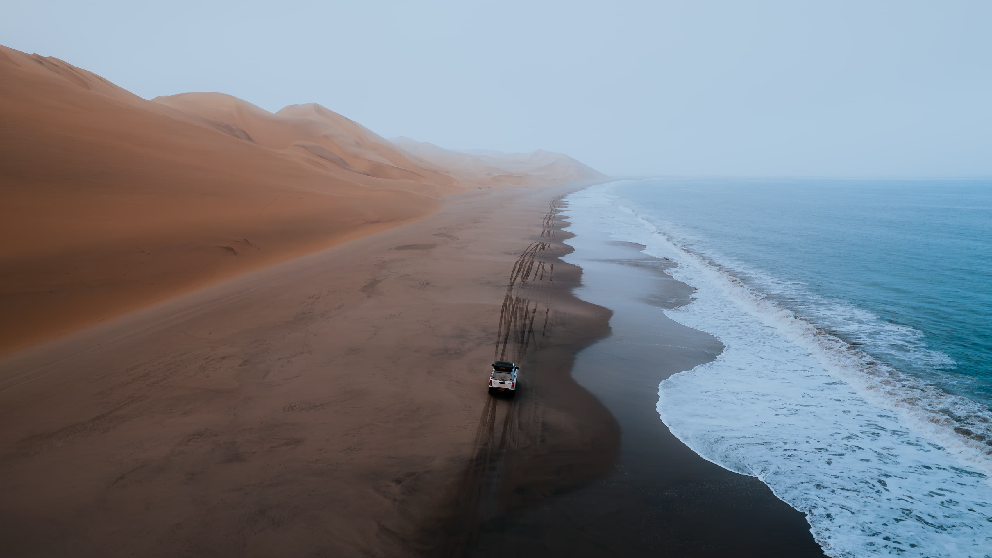 Sandwich Harbour: Donde el Desierto Se Encuentra con el Océano