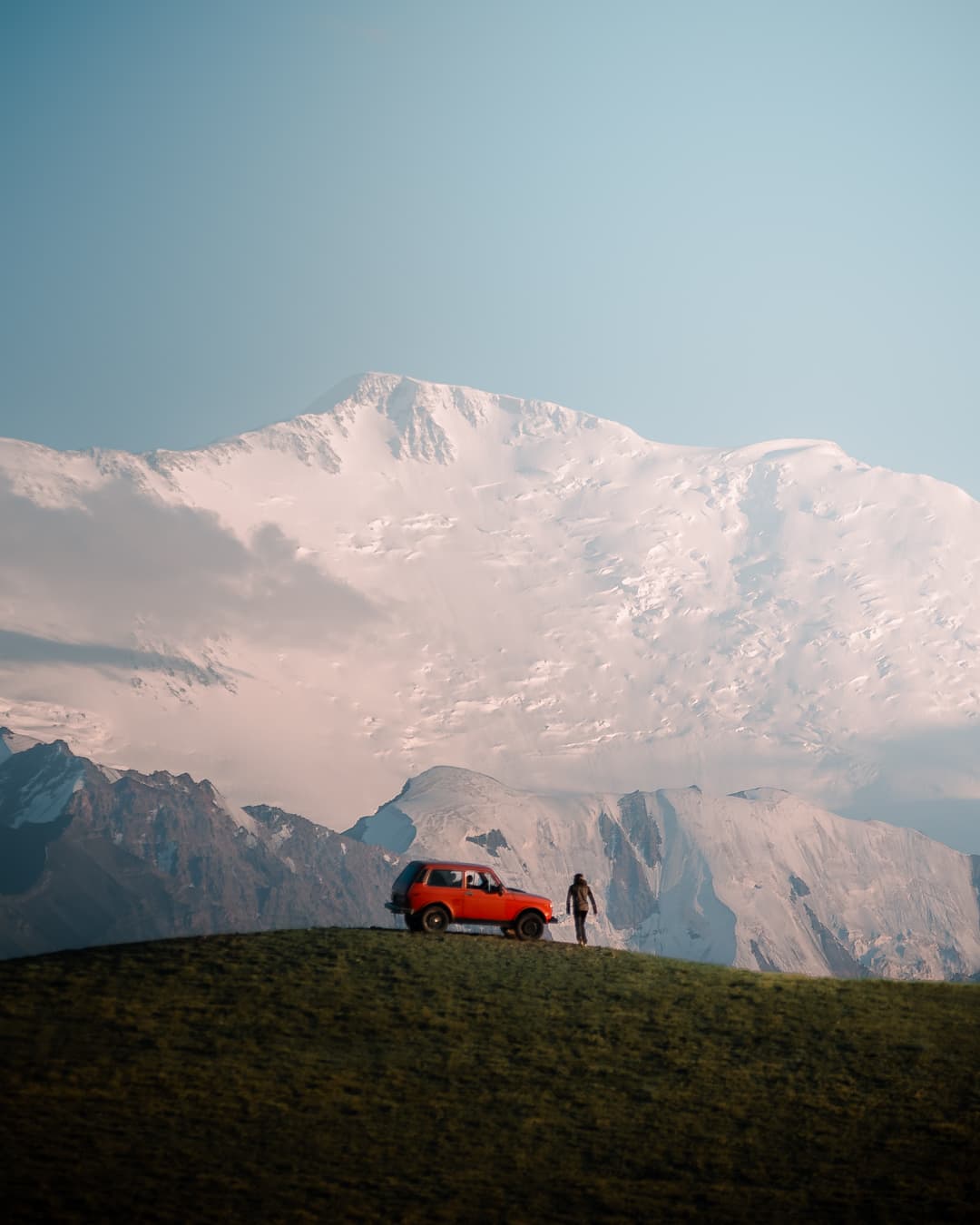 Lada Niva de 1980 frente al Pico Lenin
