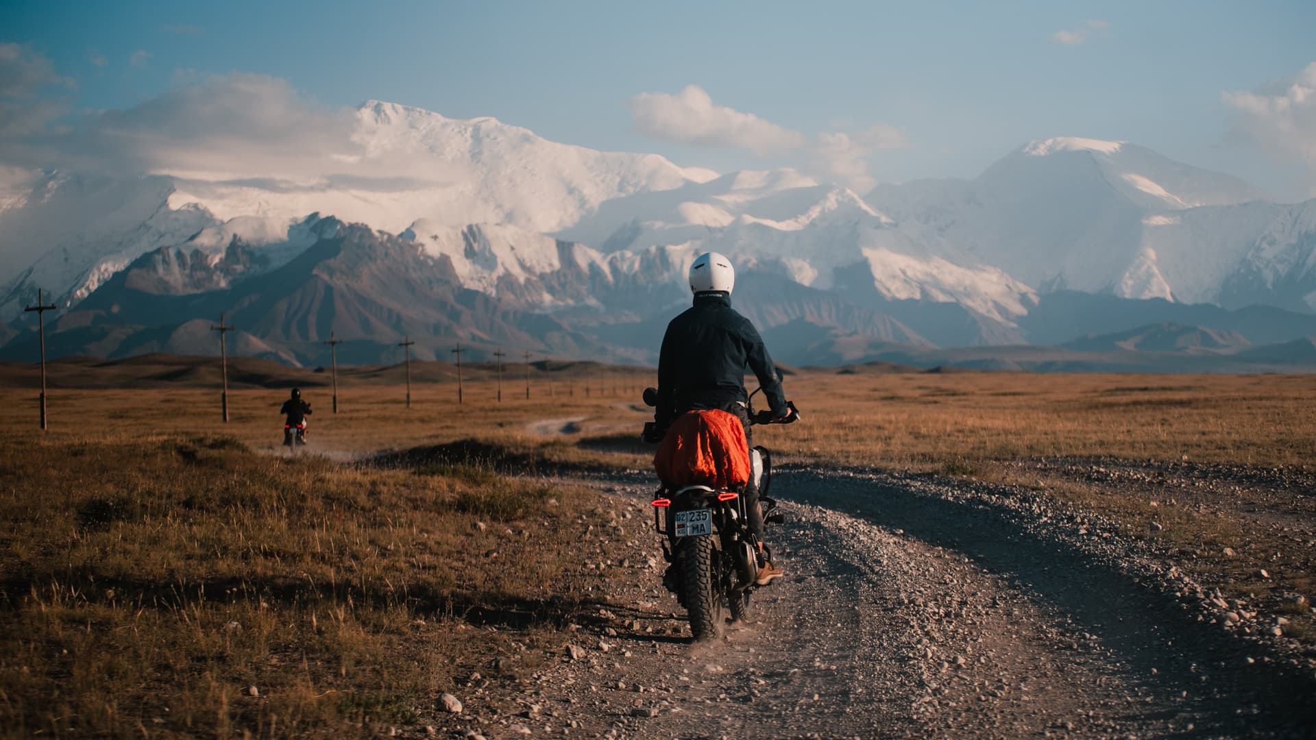 Royal Enfield rodando con el Pico Lenin de fondo