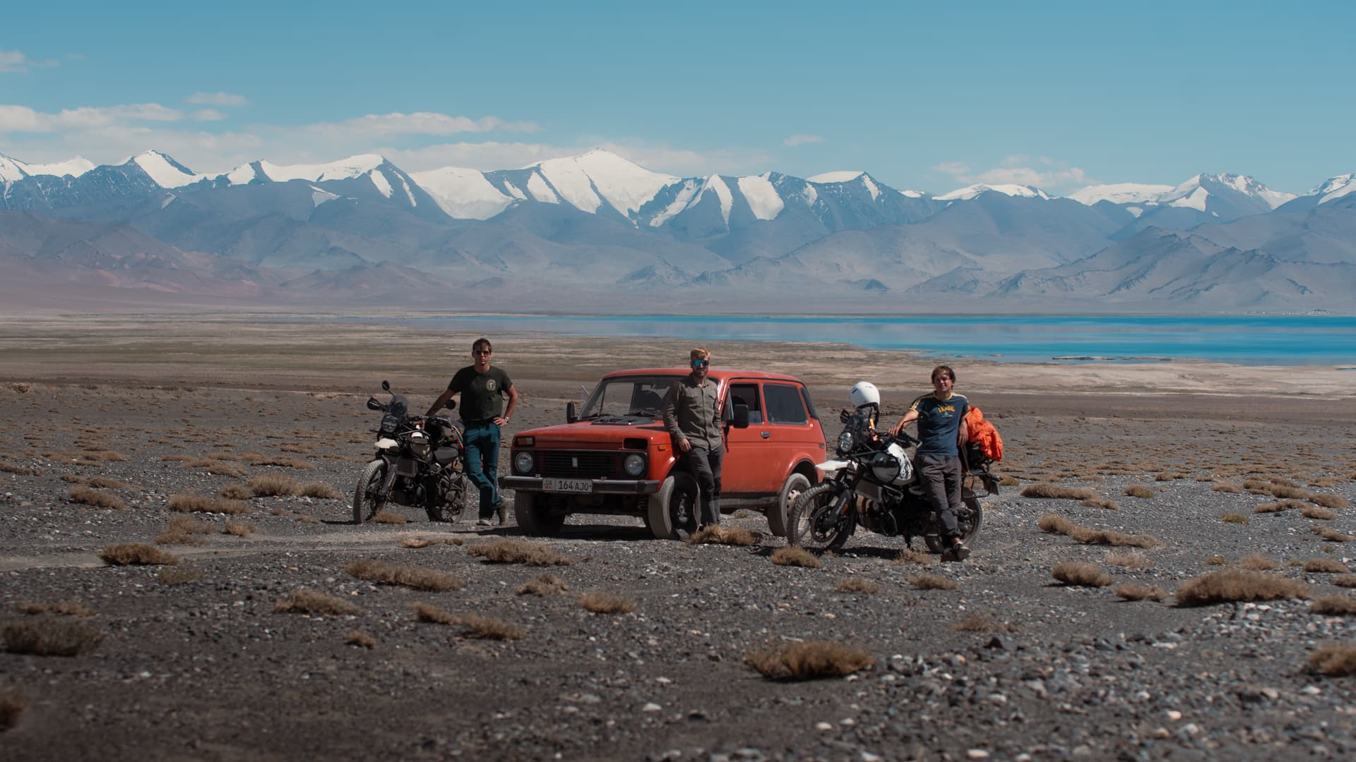 Equipo completo en la Pamir Highway con dos Royal Enfield y un Lada Niva de 1980