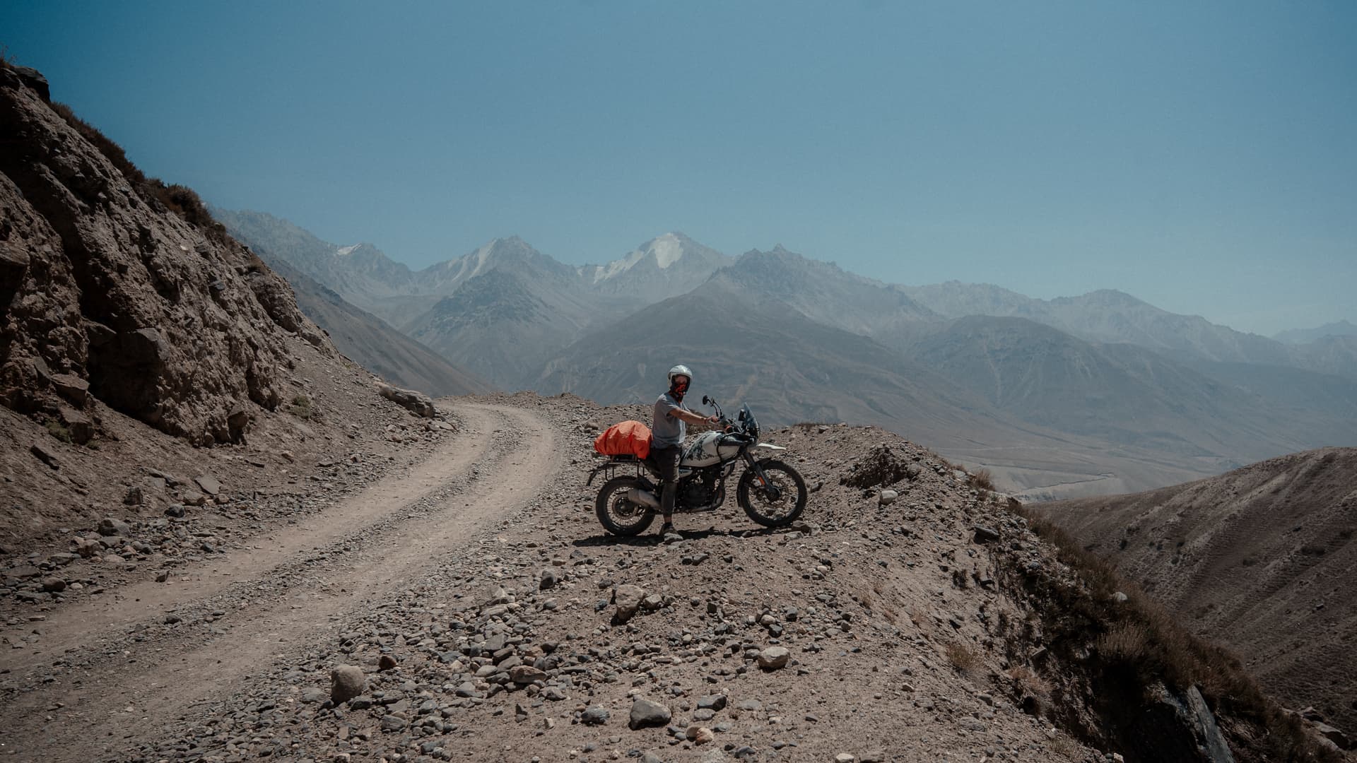 Valle de Wakhan con Afganistán al otro lado del río Panj